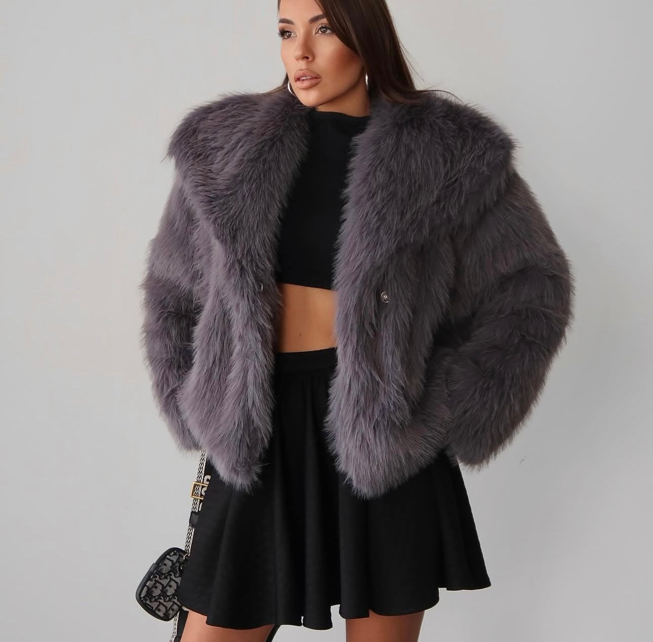 La Eco pelliccia ALESSANDRA è realizzata con materiali ecologici di alta qualità per garantire un look elegante e moderno. Il collo ampio e la chiusura frontale discreta la rendono pratica e versatile, perfetta per ogni occasione.