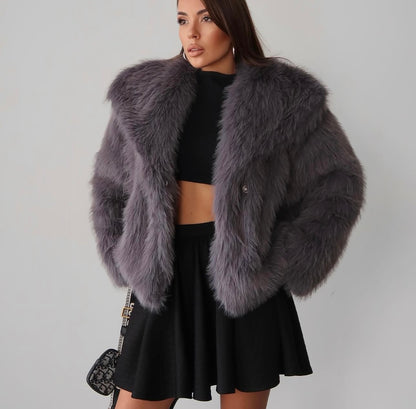 La Eco pelliccia ALESSANDRA è realizzata con materiali ecologici di alta qualità per garantire un look elegante e moderno. Il collo ampio e la chiusura frontale discreta la rendono pratica e versatile, perfetta per ogni occasione.