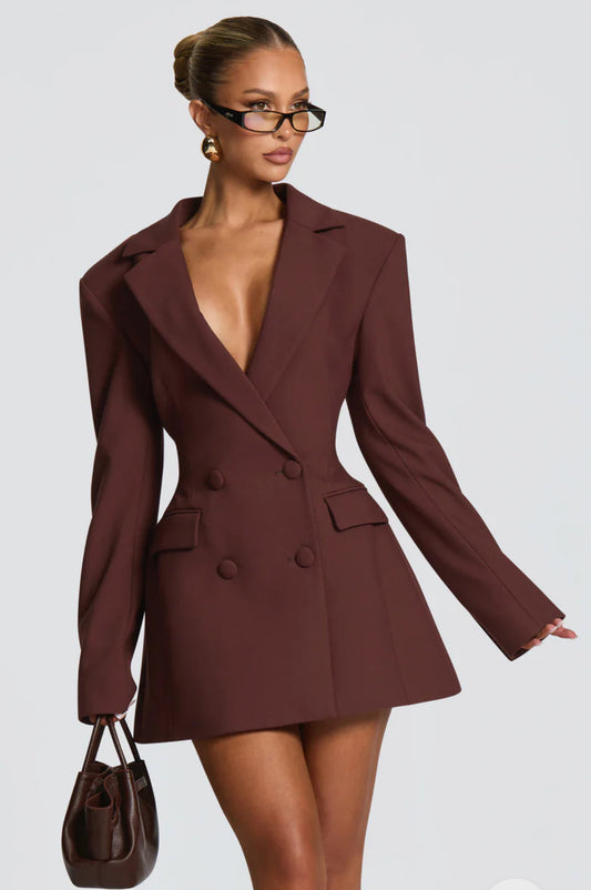 Blazer Dress AURORA 
Raffinato, moderno e irresistibilmente femminile.
In promo esclusiva con cintura in coordinato e collant in pizzo in regalo: lo stile perfetto per distinguerti con eleganza