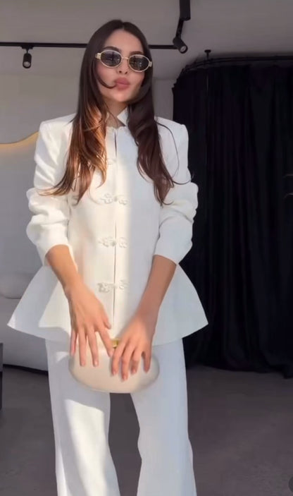 Tailleur AURORA con Collo Coreano Eleganza minimal, carattere deciso è la scelta perfetta per chi desidera un look sofisticato e contemporaneo, capace di distinguersi con classe.