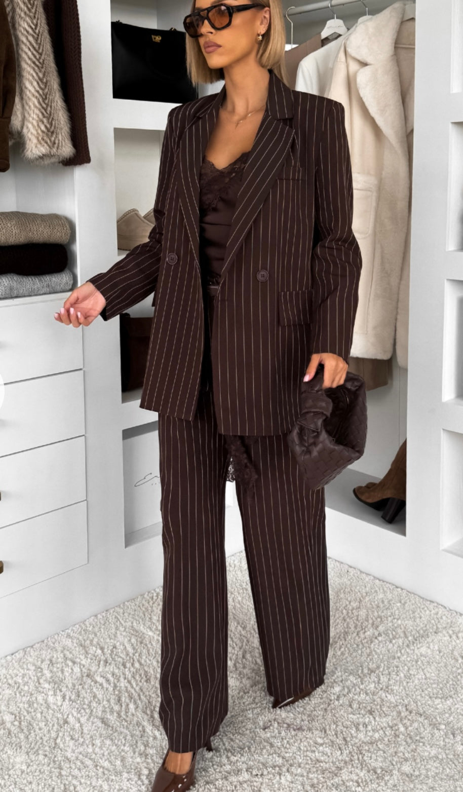 Tailleur Erika sofisticato dal carattere deciso, perfetto per chi ama un’eleganza contemporanea con un tocco sensuale. Il set è composto da blazer doppio petto gessato con top in pizzo e pantalone coordinato a gamba ampia