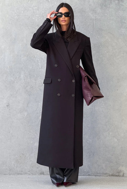 Cappotto ISABELLA  lungo dal taglio sartoriale con design doppiopetto e spalle strutturate. Elegante e versatile, perfetto per completare look sofisticati nelle giornate più fredde.