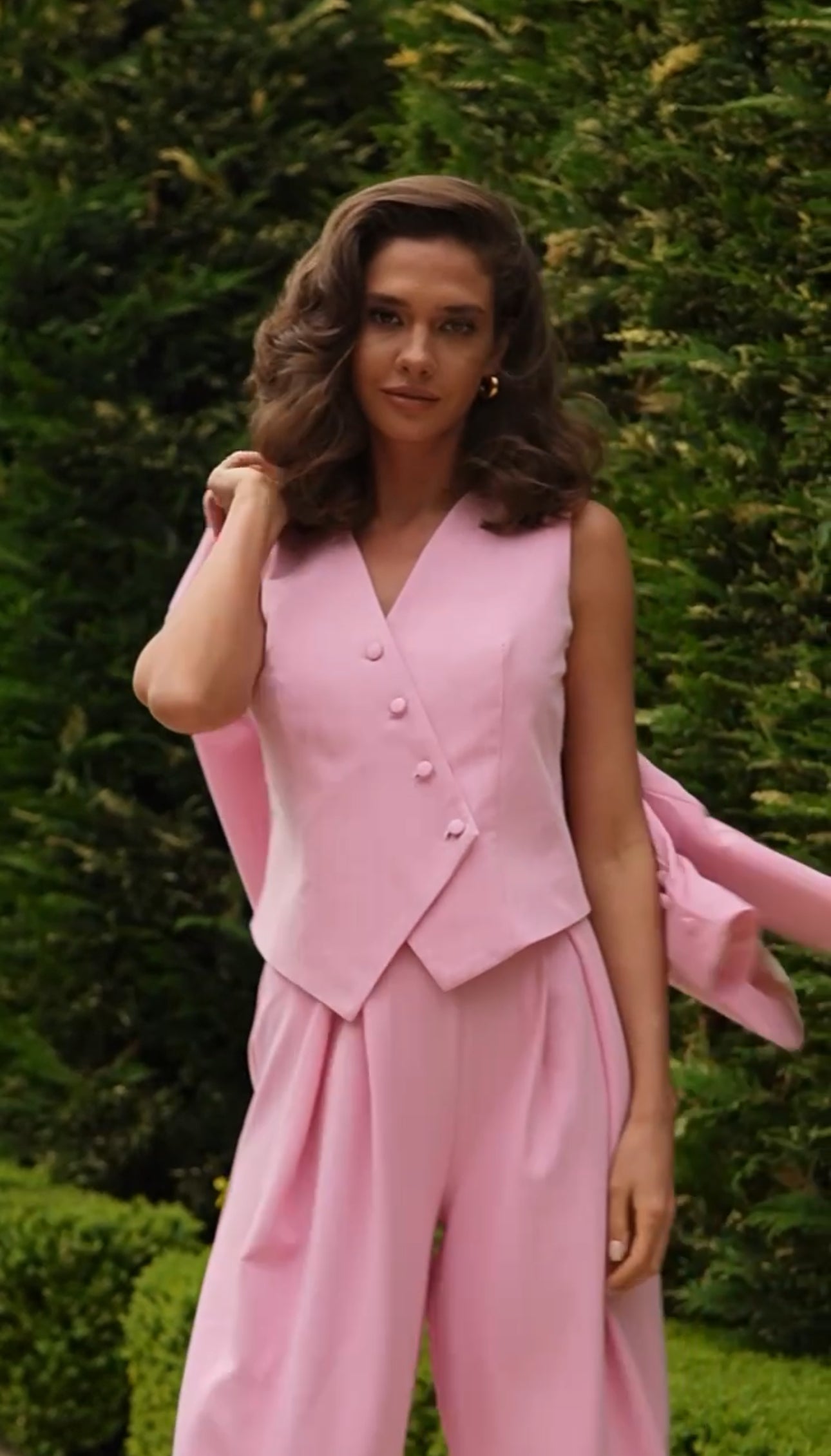 Tailleur VALERIA Blazer dal  taglio elegante e strutturato con spalle leggermente ampie, gilet con bottoni asimmetrici, pantaloni a vita alta con ampia vestibilità e pieghe, che creano un effetto fluido e raffinato.