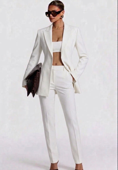 Tailleur ELEONORA SLIM in promozione Completo elegante composto da giacca avvitata slim pantaloni a sigaretta e top coordinato. Un look moderno e sofisticato, perfetto per eventi, serate chic o outfit di tendenza.