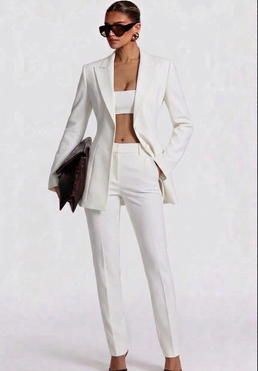 Tailleur SLIM ELEONORA  in promozione Completo elegante composto da giacca avvitata slim pantaloni a sigaretta e top coordinato. Un look moderno e sofisticato, perfetto per eventi, serate chic o outfit di tendenza.