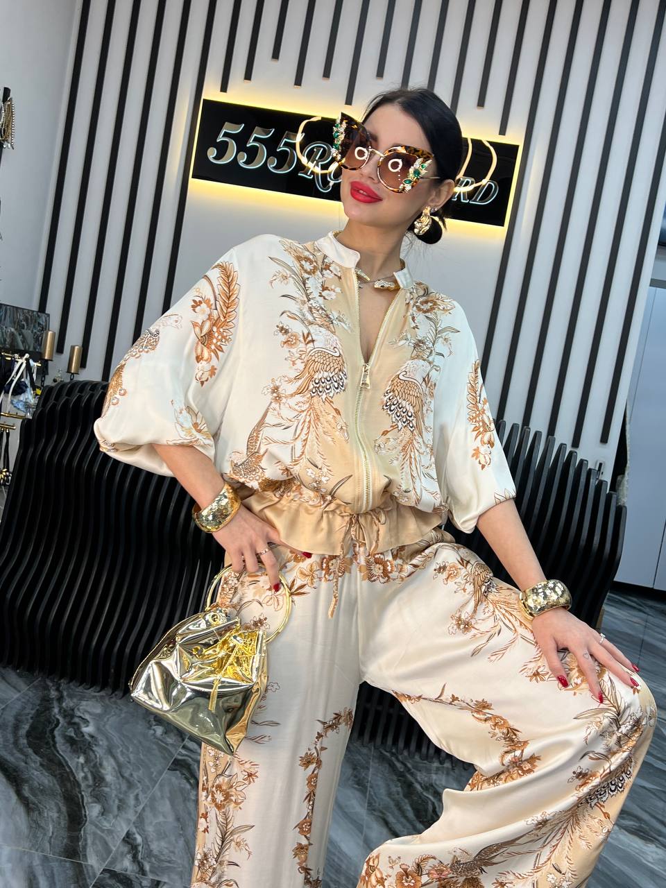 Setcord VANESSA è un elegante completo coordinato in seta satinato con un vivace design barocco