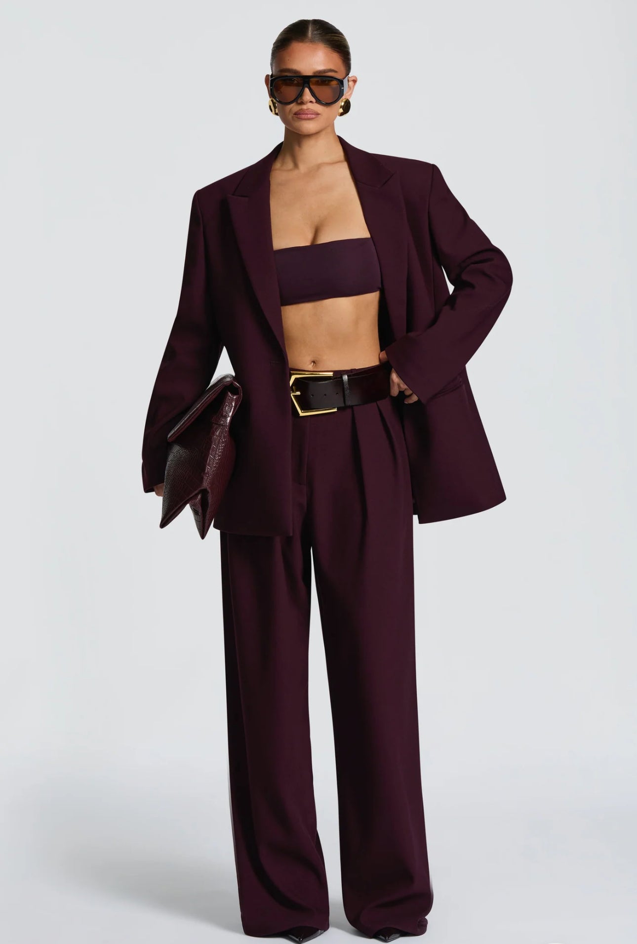 Tailleur ELEONORA Completo elegante composto da giacca oversize, pantaloni a palazzo e top coordinato. Un look moderno e sofisticato, perfetto per eventi, serate chic o outfit di tendenza.