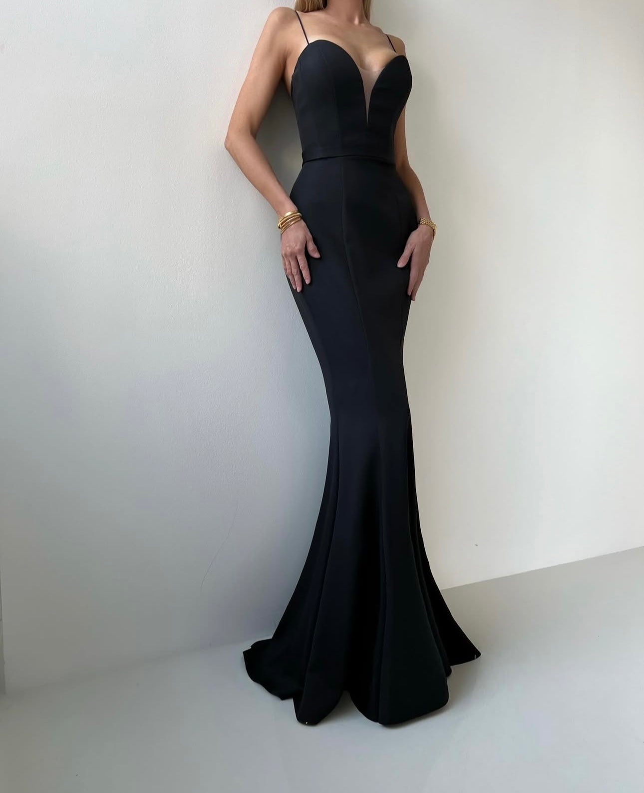 Abito PAMELA molto chic e moderno, perfetto per chi ama uno stile sofisticato ma discreto.