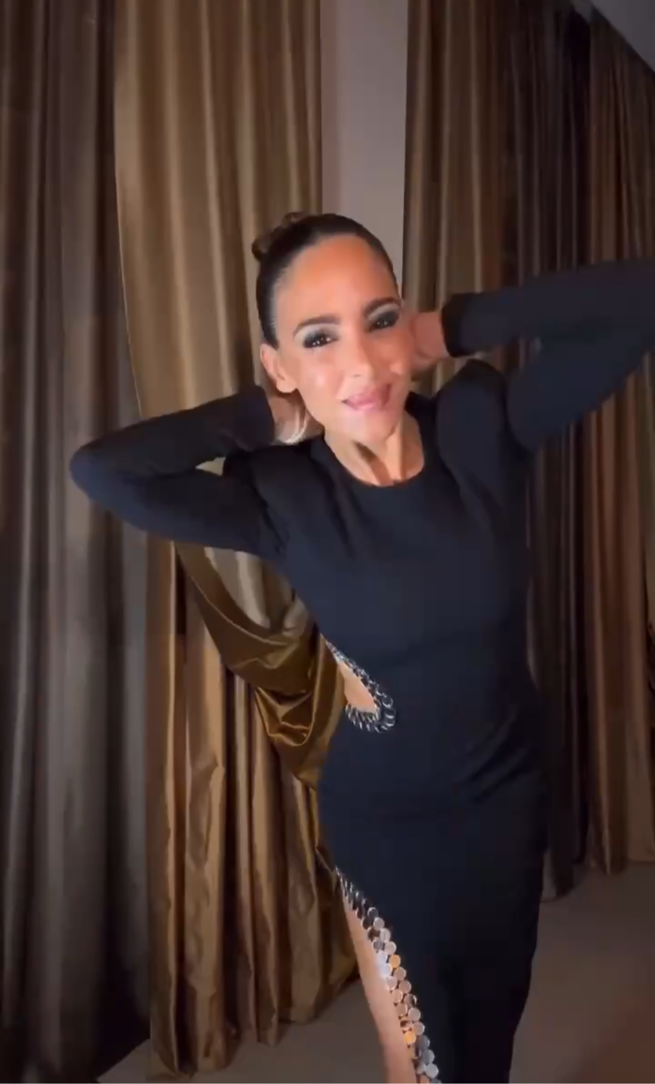 LAVINIA indossa l'abito nero elegante si distingue per il suo design moderno e audace