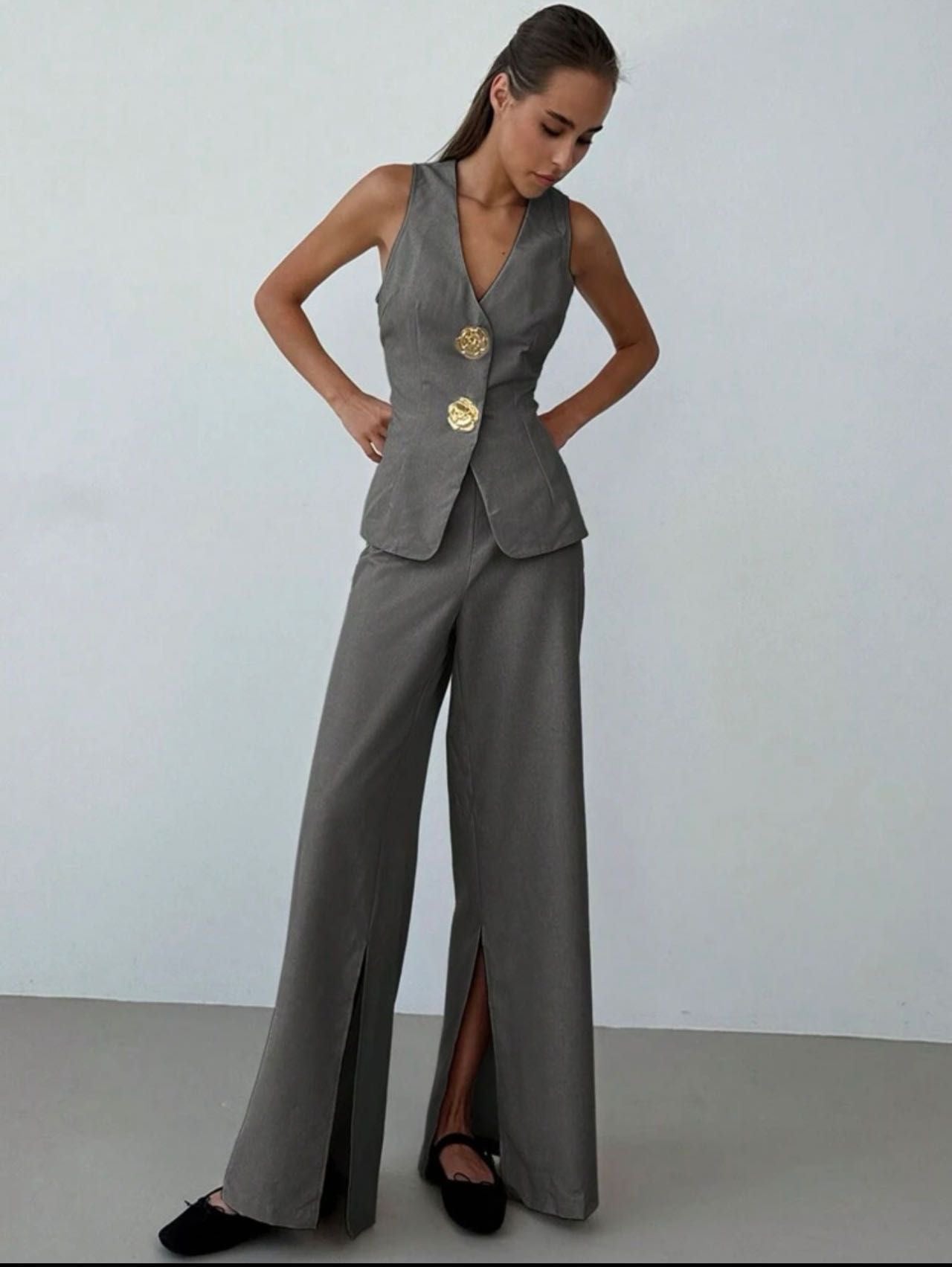 Tailleur OLIVIA smanicato con bottoni dorati imperiale