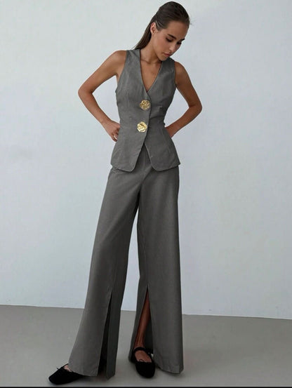 Tailleur OLIVIA smanicato con bottoni dorati imperiale