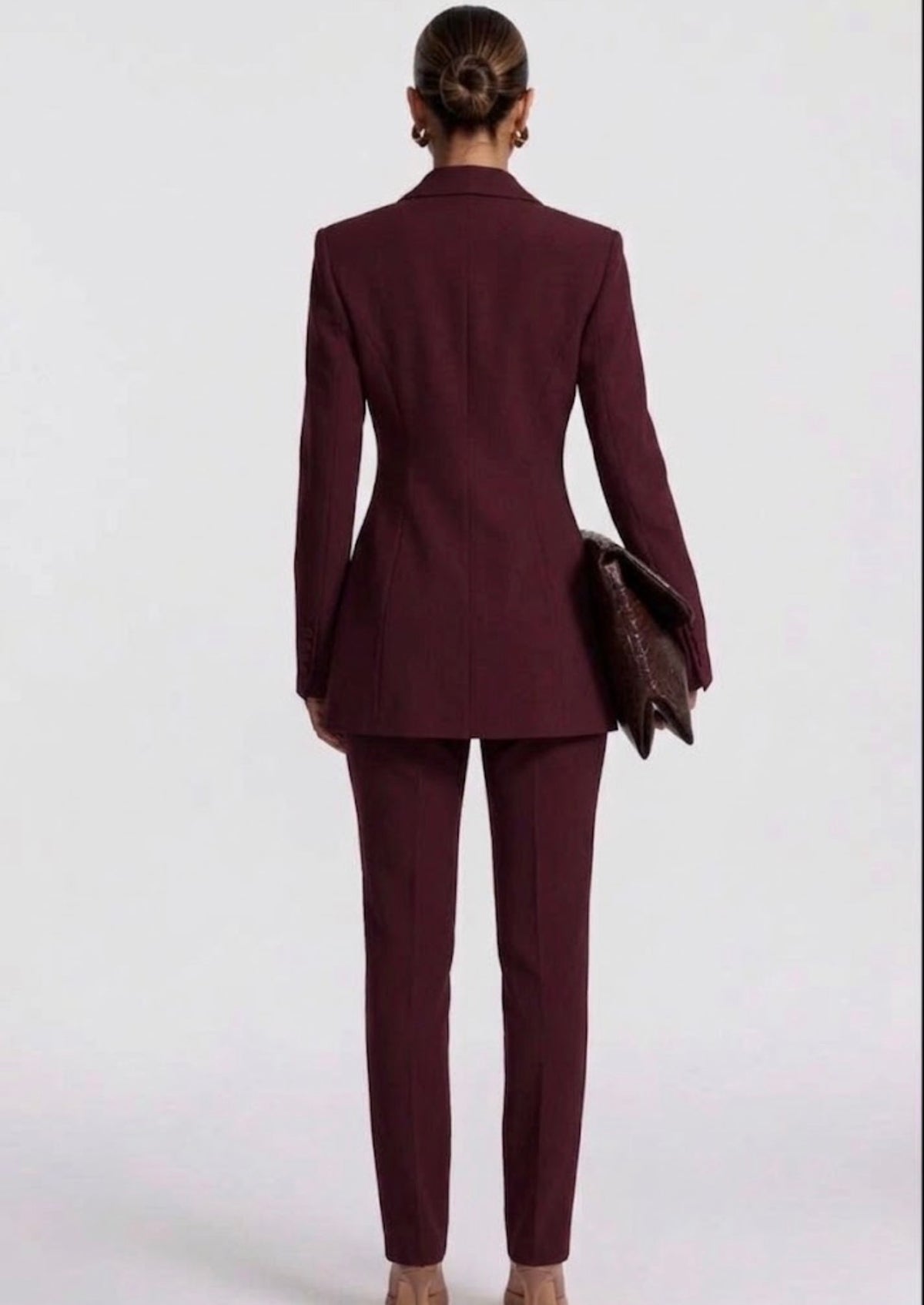 Tailleur ELEONORA SLIM in promozione Completo elegante composto da giacca avvitata slim pantaloni a sigaretta e top coordinato. Un look moderno e sofisticato, perfetto per eventi, serate chic o outfit di tendenza.