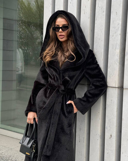 Pelliccia GRETA ecologica lunga con cappuccio ha una texture morbida e avvolgente, perfetto per affrontare il freddo con stile.