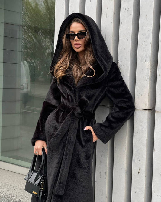 Pelliccia GRETA ecologica lunga con cappuccio ha una texture morbida e avvolgente, perfetto per affrontare il freddo con stile.
