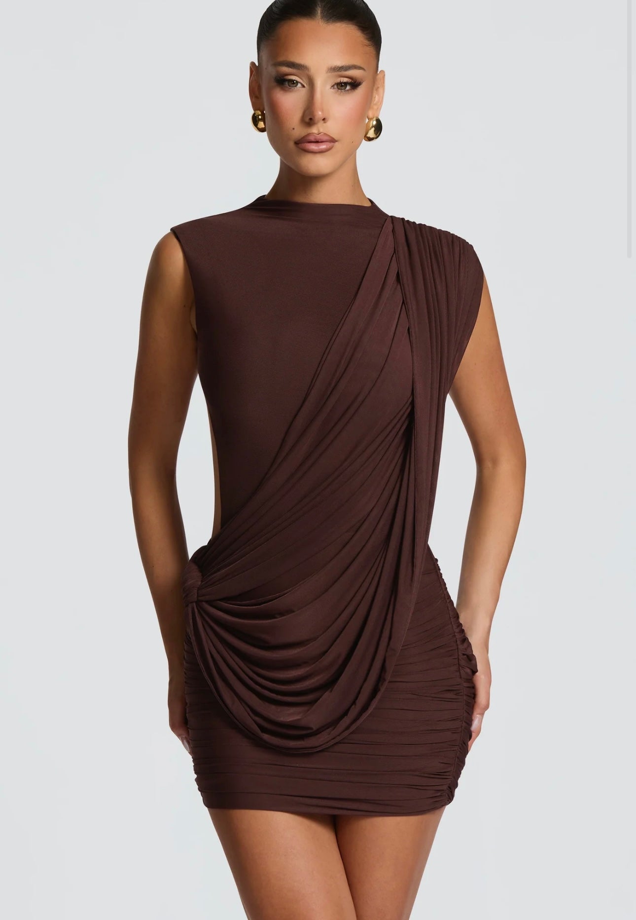 Mini Dress Nadia Un abito che cattura lo sguardo da ogni angolazione. Questo mini dress in raffinato unisce sensualità e classe in un design moderno e sofisticato.