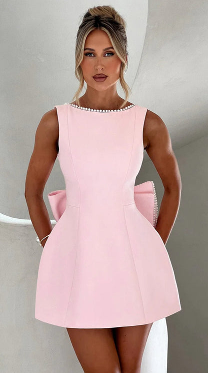 Mini Dress ALESSIA caratterizzato da un design sofisticato e femminile. Presenta una scollatura profonda sulla schiena, impreziosita da un bordo di perline che segue il profilo delle spalline e il décolleté posteriore…