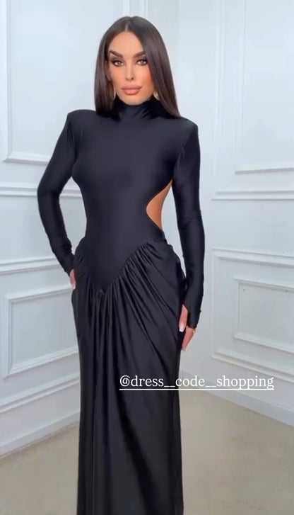 Abito JASMIN Un abito elegante e sensuale in tessuto aderente, con collo alto e maniche lunghe. I dettagli cut-out laterali e le arricciature sul punto vita valorizzano la silhouette, rendendolo perfetto per eventi serali e occasioni speciali.