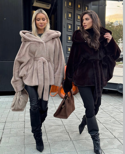 Pelliccia con cappuccio DANIELA Realizzato in morbida pelliccia in visone ecologico premium, garantisce calore e stile nelle giornate più fredde.
Il taglio Midi e la vestibilità regolare lo rendono perfetto sia per il giorno che per la sera.