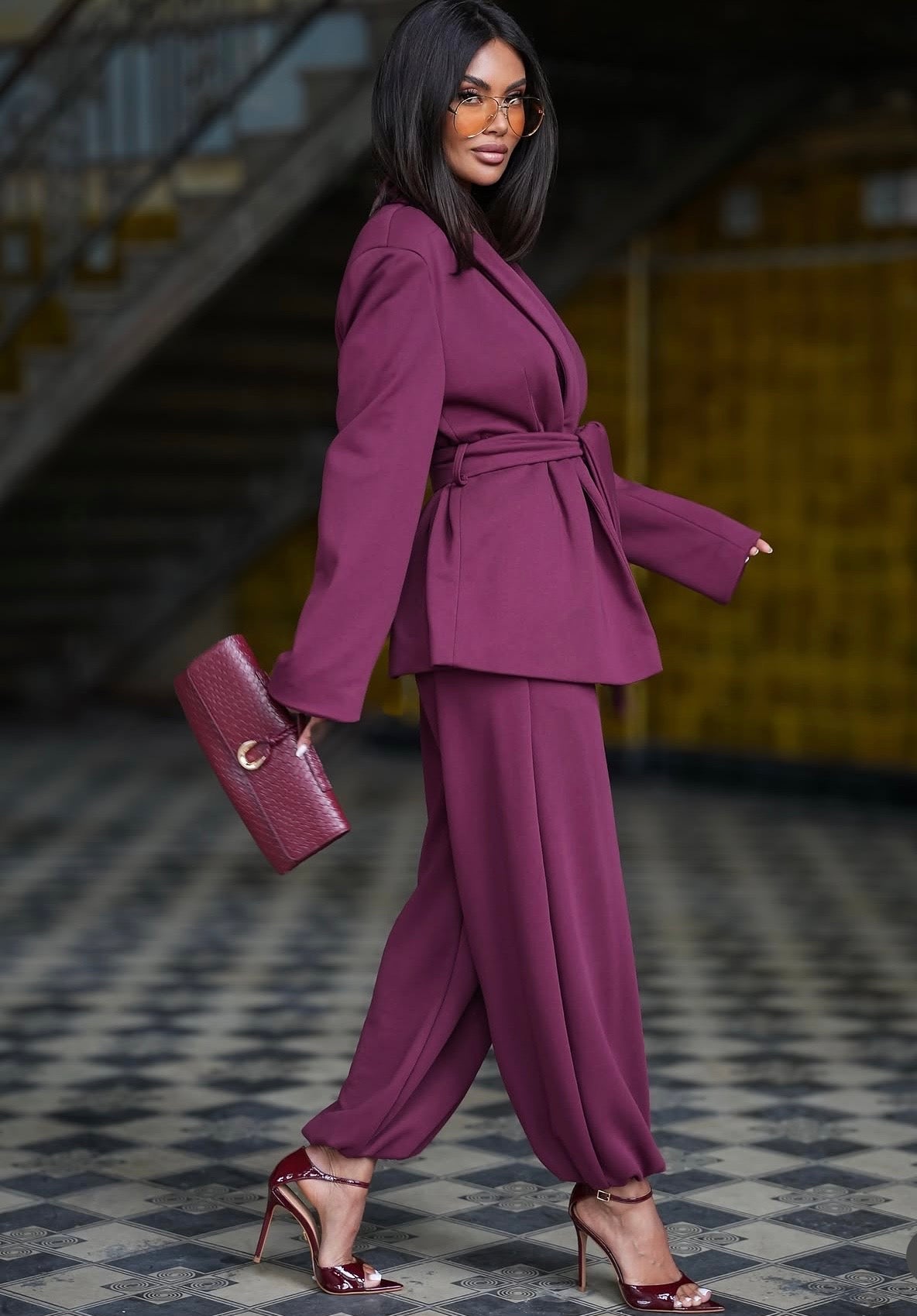 Completo SAMIRA Caldo, elegante e dal carattere contemporaneo. Questo completo due pezzi è realizzato in morbido cotone invernale, un tessuto avvolgente e confortevole perfetto per affrontare la stagione fredda con stile senza rinunciare alla comodità.
