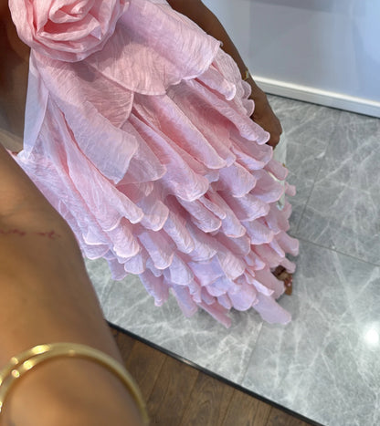 Abito CECILIA Elegante e scenografico, questo abito è realizzato in un leggero tessuto plissé effetto stropicciato.