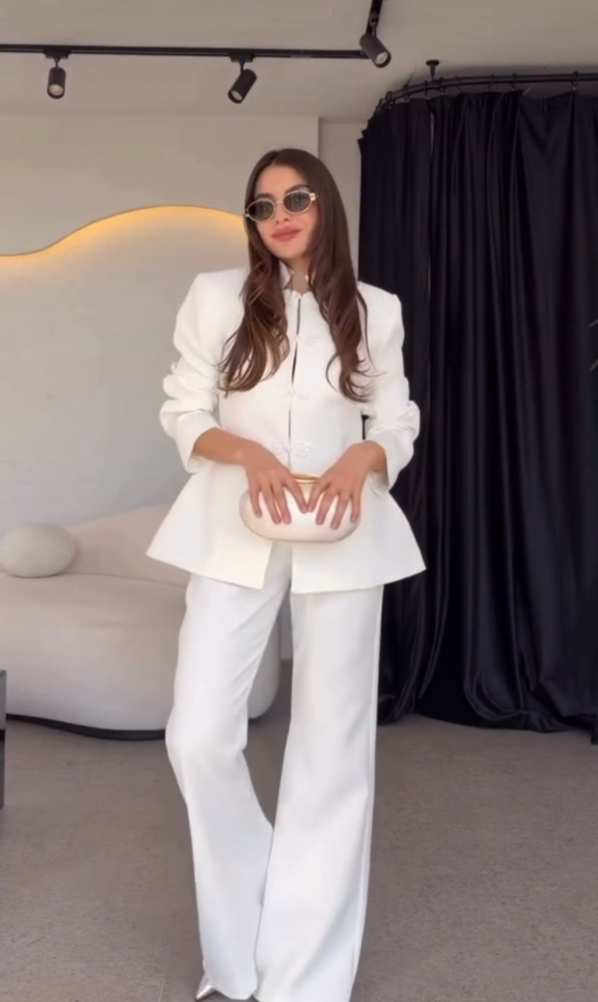 Tailleur AURORA con Collo Coreano Eleganza minimal, carattere deciso è la scelta perfetta per chi desidera un look sofisticato e contemporaneo, capace di distinguersi con classe.