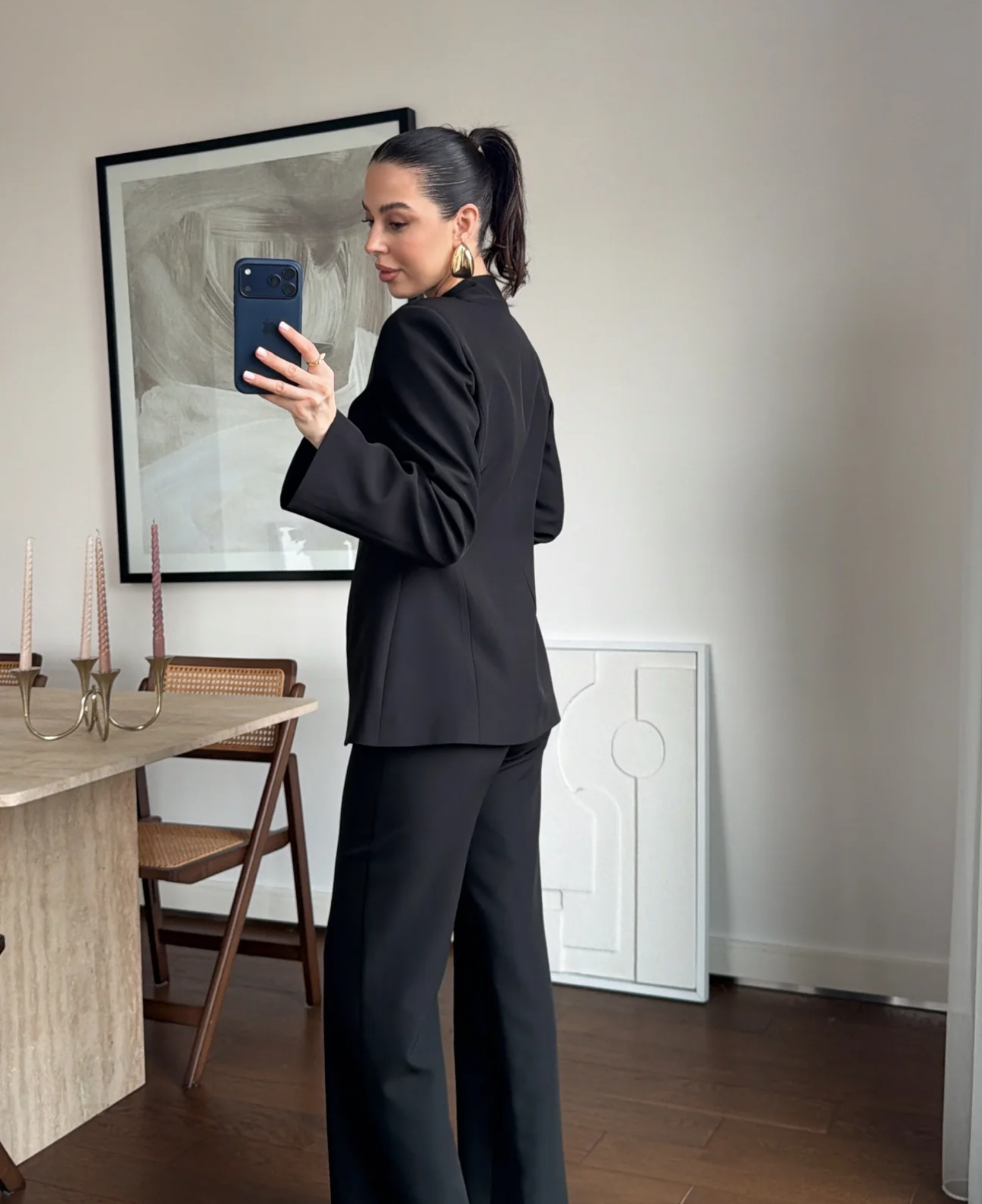 Tailleur AURORA con Collo Coreano Eleganza minimal, carattere deciso è la scelta perfetta per chi desidera un look sofisticato e contemporaneo, capace di distinguersi con classe.