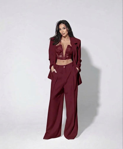 Tailleur Renata Questo completo è la scelta perfetta per distinguerti con stile: blazer dal taglio elegante, pantalone a gamba larga che slancia la figura e top in pizzo delicato che aggiunge un tocco sensuale e sofisticato.