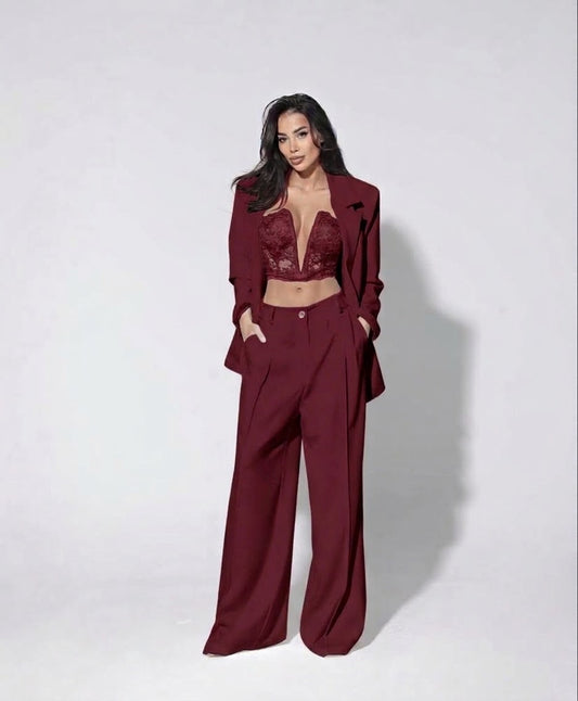 Tailleur Renata Questo completo è la scelta perfetta per distinguerti con stile: blazer dal taglio elegante, pantalone a gamba larga che slancia la figura e top in pizzo delicato che aggiunge un tocco sensuale e sofisticato.