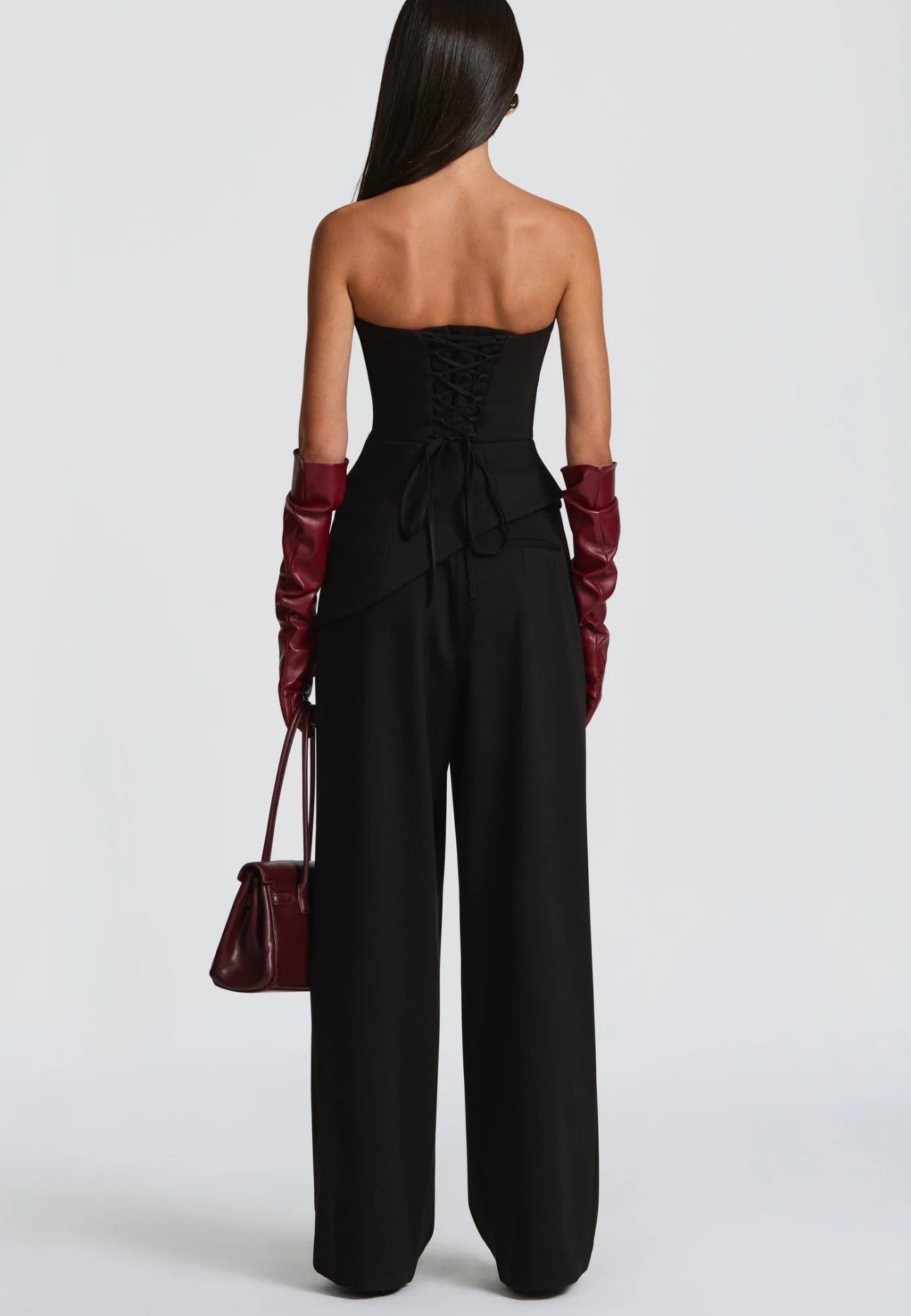 Coordinato Sara il corsetto senza spalline con fascia al collo valorizza il décolleté e definisce la silhouette con linee pulite e moderne. I pantaloni a vita alta, dal taglio fluido, slanciano la figura e completano il look con raffinata eleganza