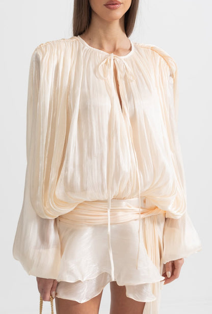 Mini dress CHARLOTTE in dettaglio plissettato su tutto l’abito, manica a sbuffo, elastico sul retro, spallina interna piu pantaloncino non fartelo scappare