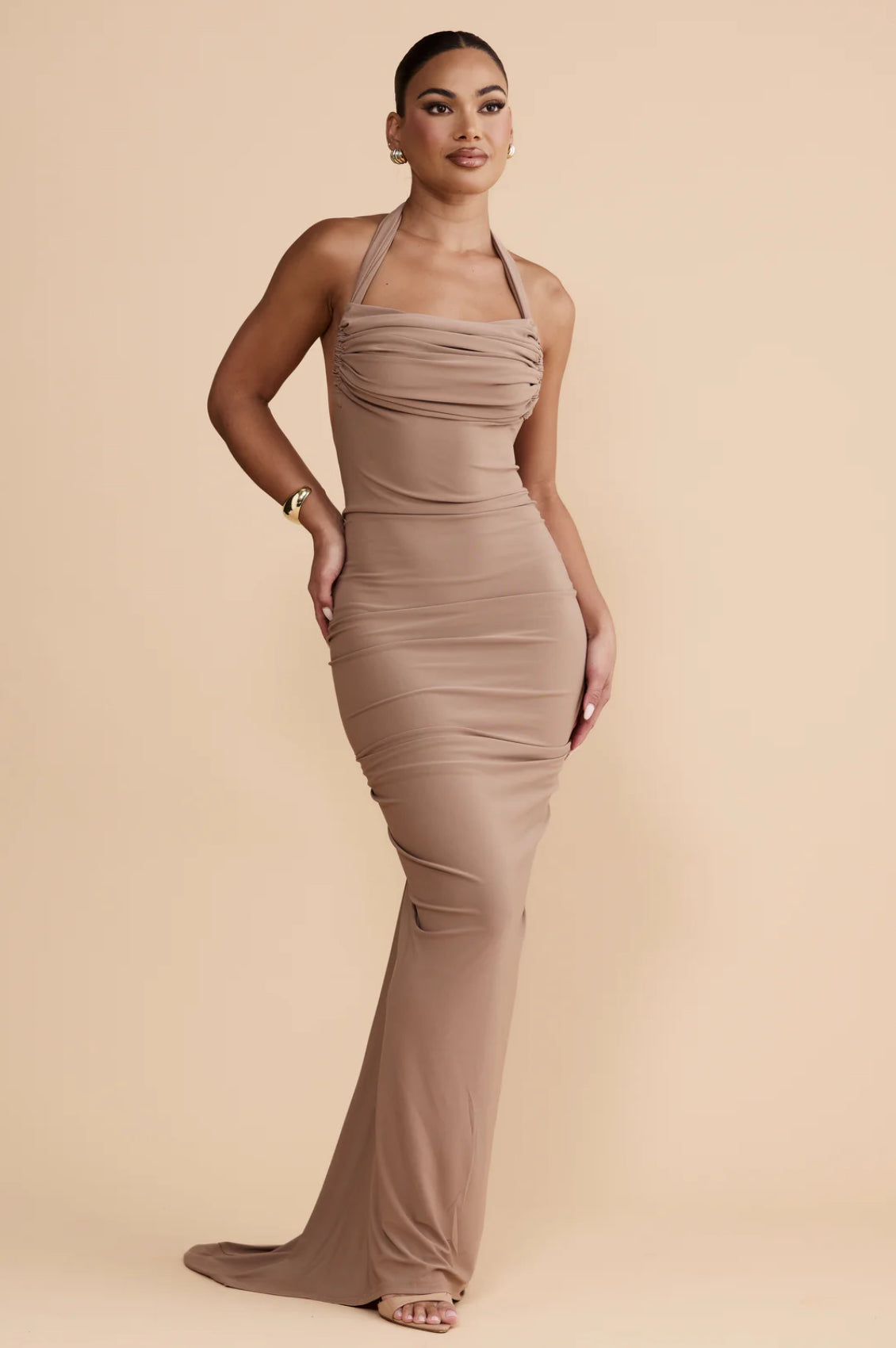 Abito EVA Un’espressione di eleganza moderna, questo abito senza schiena si distingue per la sua versatilità scultorea e per i dettagli curati. La scollatura multi-way consente uno styling personalizzato, offrendo più silhouette in un unico design