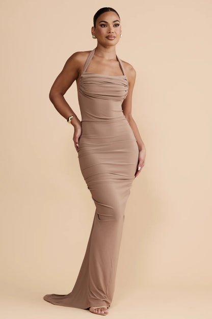 Abito EVA Un’espressione di eleganza moderna, questo abito senza schiena si distingue per la sua versatilità scultorea e per i dettagli curati. La scollatura multi-way consente uno styling personalizzato, offrendo più silhouette in un unico design