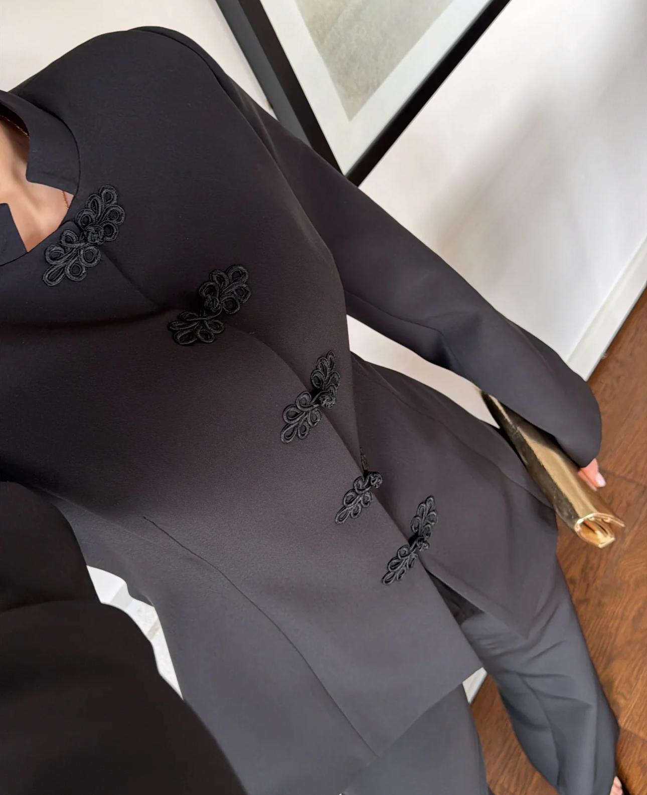 Tailleur AURORA con Collo Coreano Eleganza minimal, carattere deciso è la scelta perfetta per chi desidera un look sofisticato e contemporaneo, capace di distinguersi con classe.