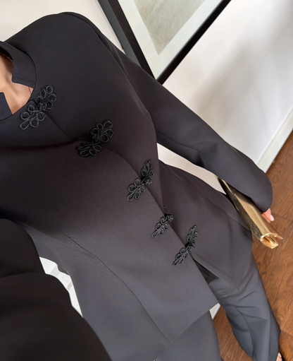 Tailleur AURORA con Collo Coreano Eleganza minimal, carattere deciso è la scelta perfetta per chi desidera un look sofisticato e contemporaneo, capace di distinguersi con classe.