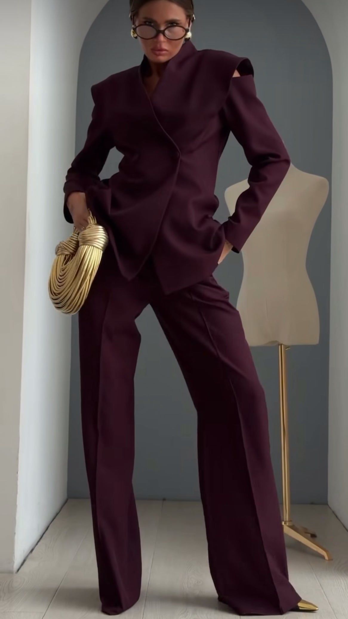 Tailleur MAVI questo completo tailleur è pensato per una donna che ama distinguersi. La giacca strutturata con spalle definite valorizza la figura, mentre i pantaloni a gamba ampia slanciano la silhouette.