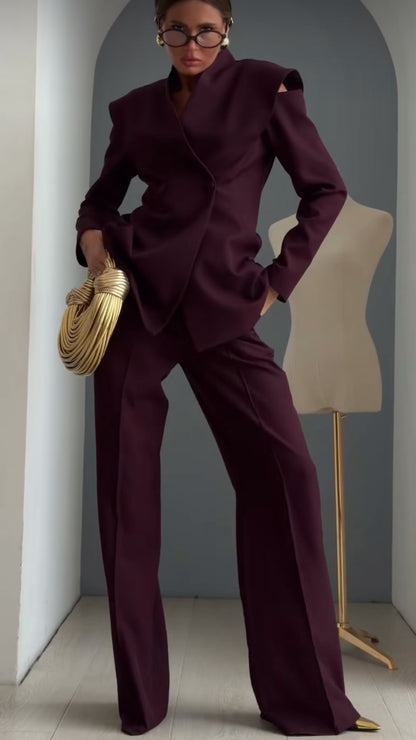Tailleur MAVI questo completo tailleur è pensato per una donna che ama distinguersi. La giacca strutturata con spalle definite valorizza la figura, mentre i pantaloni a gamba ampia slanciano la silhouette.