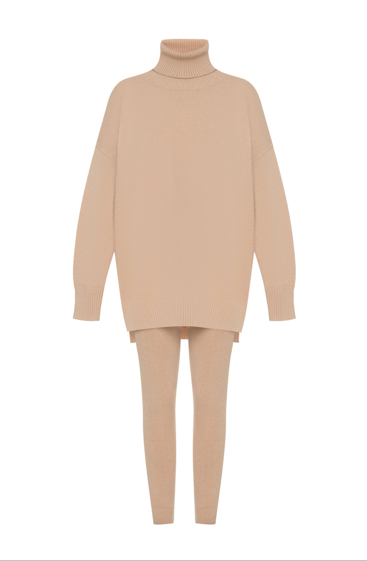 Coordinato ALBA indossa un coordinato in stile minimal e raffinato.
L'outfit è composto da un maxi maglione a collo alto in maglia con un design oversize e spacchetti laterali. È abbinato a pantaloni slim fit in coordinato