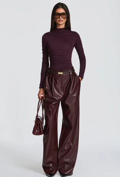 Pantaloni ANITA in eco-pelle a vita alta dal taglio ampio.Un look deciso e sofisticato, perfetto per chi ama uno stile contemporaneo e audace.