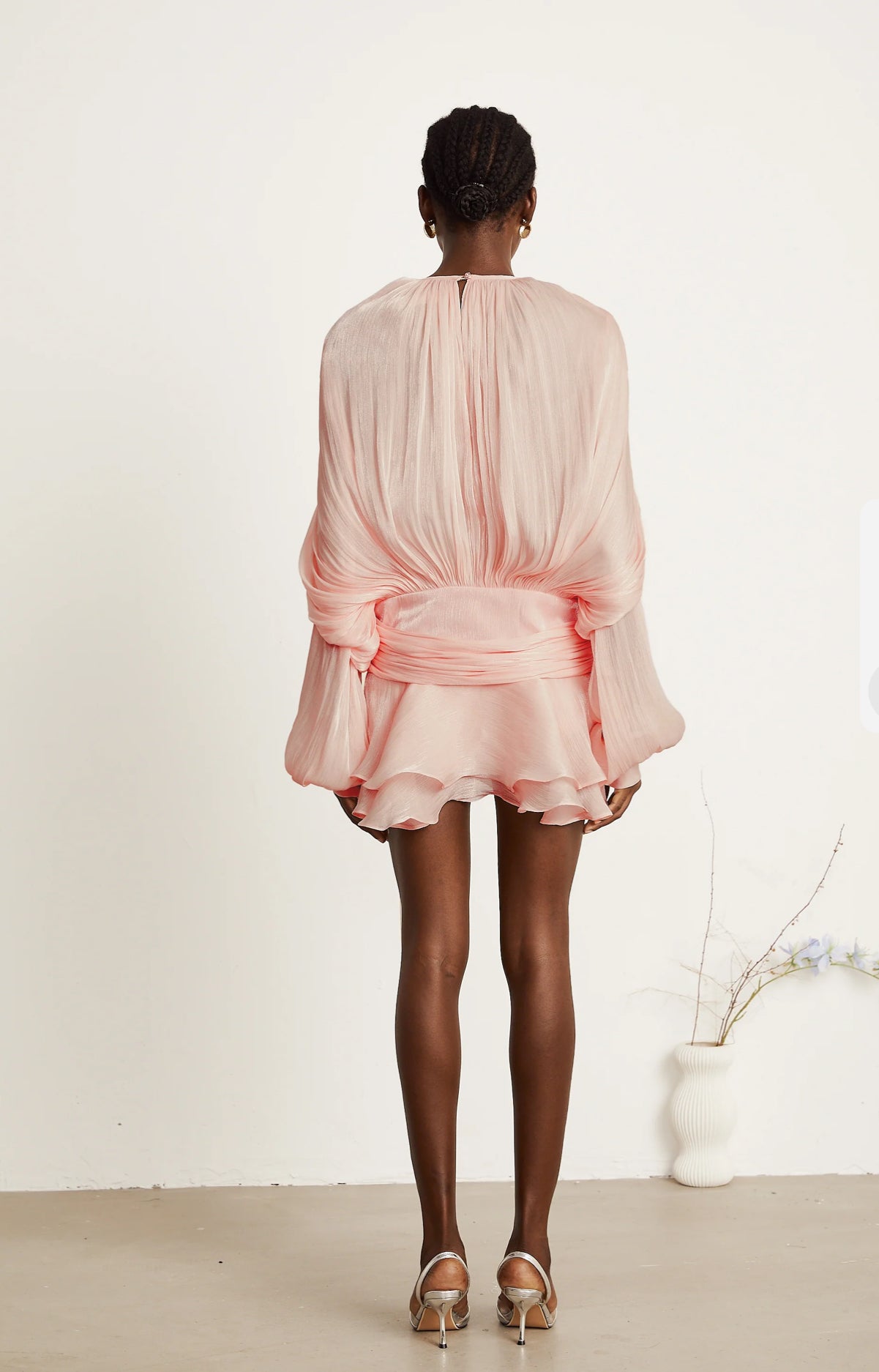 Mini dress CHARLOTTE in dettaglio plissettato su tutto l’abito, manica a sbuffo, elastico sul retro, spallina interna piu pantaloncino non fartelo scappare