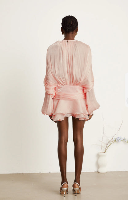 Mini dress CHARLOTTE in dettaglio plissettato su tutto l’abito, manica a sbuffo, elastico sul retro, spallina interna piu pantaloncino non fartelo scappare