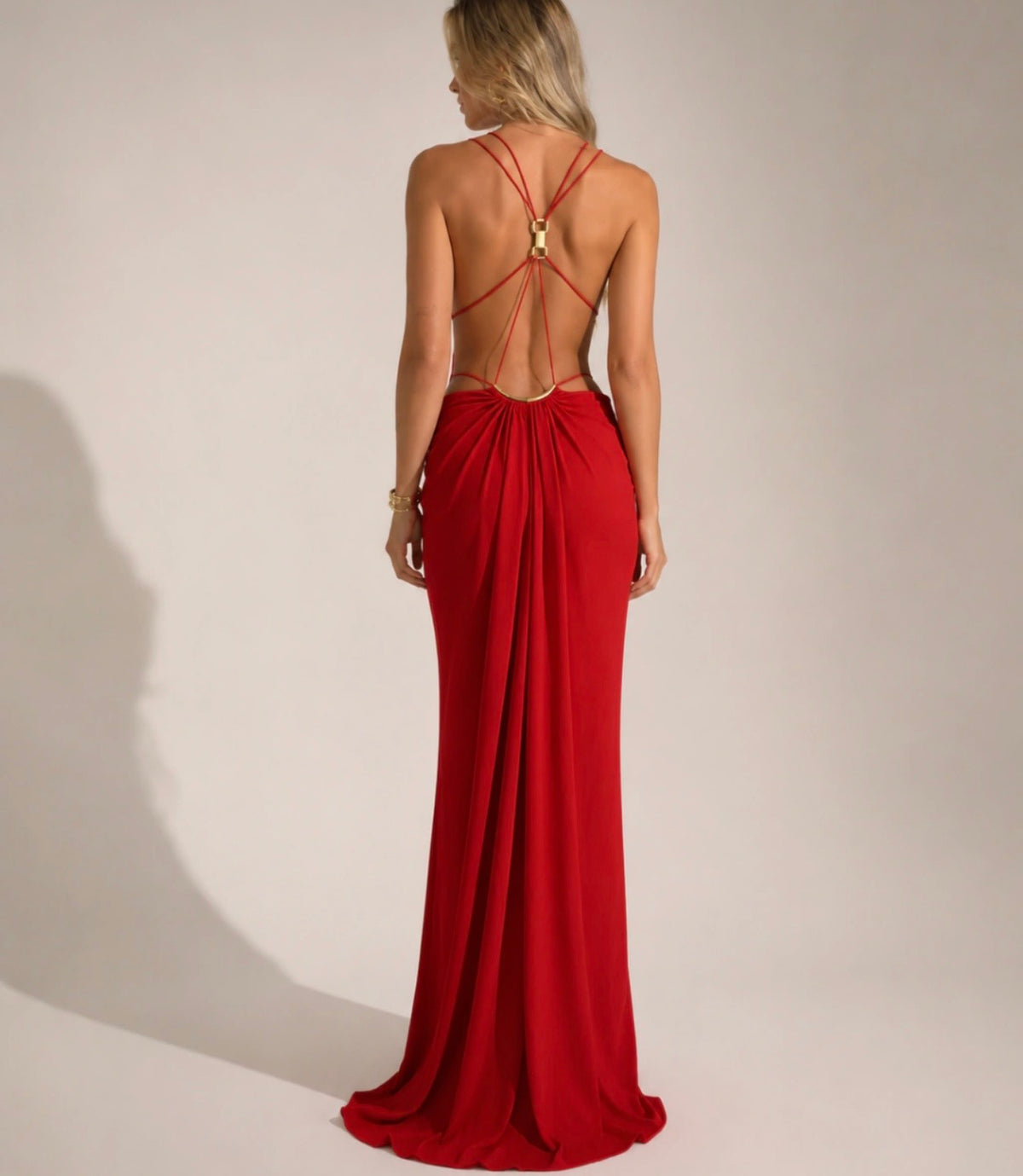 Abito Lungo Chérie – Cut-Out & Anello Gioiello Oro Sinonimo di eleganza magnetica e fascino contemporaneo.