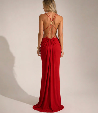 Abito Lungo Chérie – Cut-Out & Anello Gioiello Oro Sinonimo di eleganza magnetica e fascino contemporaneo.
