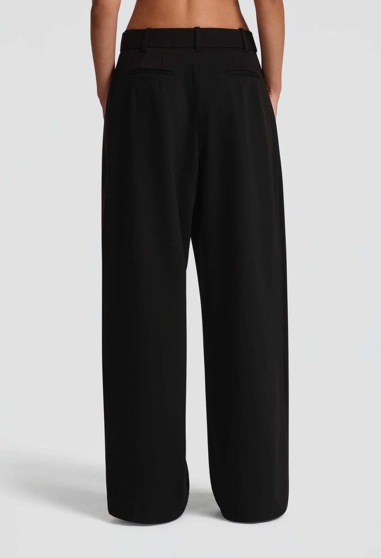 Coordinato Sara il corsetto senza spalline con fascia al collo valorizza il décolleté e definisce la silhouette con linee pulite e moderne. I pantaloni a vita alta, dal taglio fluido, slanciano la figura e completano il look con raffinata eleganza