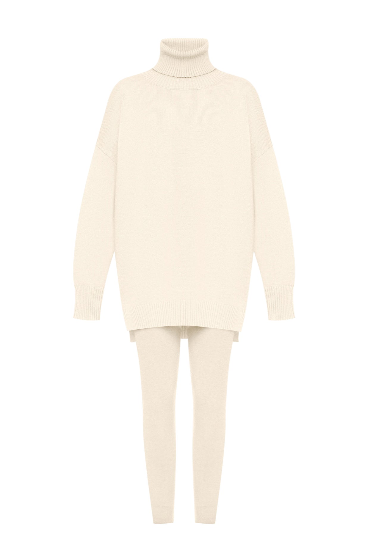 Coordinato ALBA indossa un coordinato in stile minimal e raffinato.
L'outfit è composto da un maxi maglione a collo alto in maglia con un design oversize e spacchetti laterali. È abbinato a pantaloni slim fit in coordinato