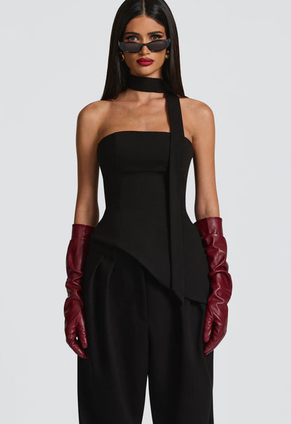 Coordinato Sara il corsetto senza spalline con fascia al collo valorizza il décolleté e definisce la silhouette con linee pulite e moderne. I pantaloni a vita alta, dal taglio fluido, slanciano la figura e completano il look con raffinata eleganza