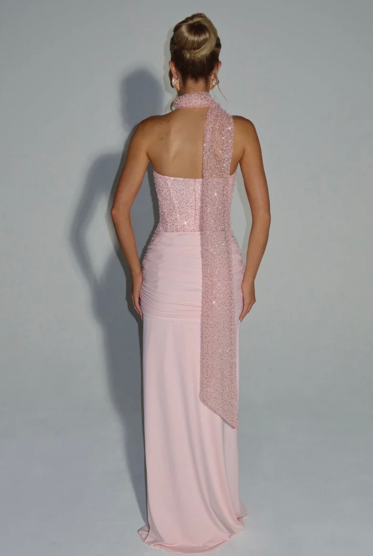 Long dress LUNA Romantico e sofisticato,è pensato per lasciare il segno. Il corpetto strapless strutturato, impreziosito da micro-cristalli luminosi, valorizza il décolleté e la silhouette. La gonna lunga in tessuto fluido cade morbida