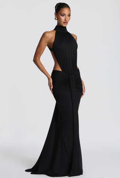 Abito Sofia Caratterizzato da una silhouette a sirena che valorizza le forme, questo modello unisce un sofisticato collo alto a un audace gioco di drappeggi e intagli cut-out sui fianchi.