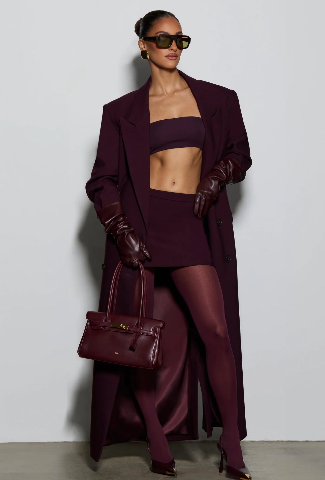 Cappotto ISABELLA  lungo dal taglio sartoriale con design doppiopetto e spalle strutturate. Elegante e versatile, perfetto per completare look sofisticati nelle giornate più fredde.