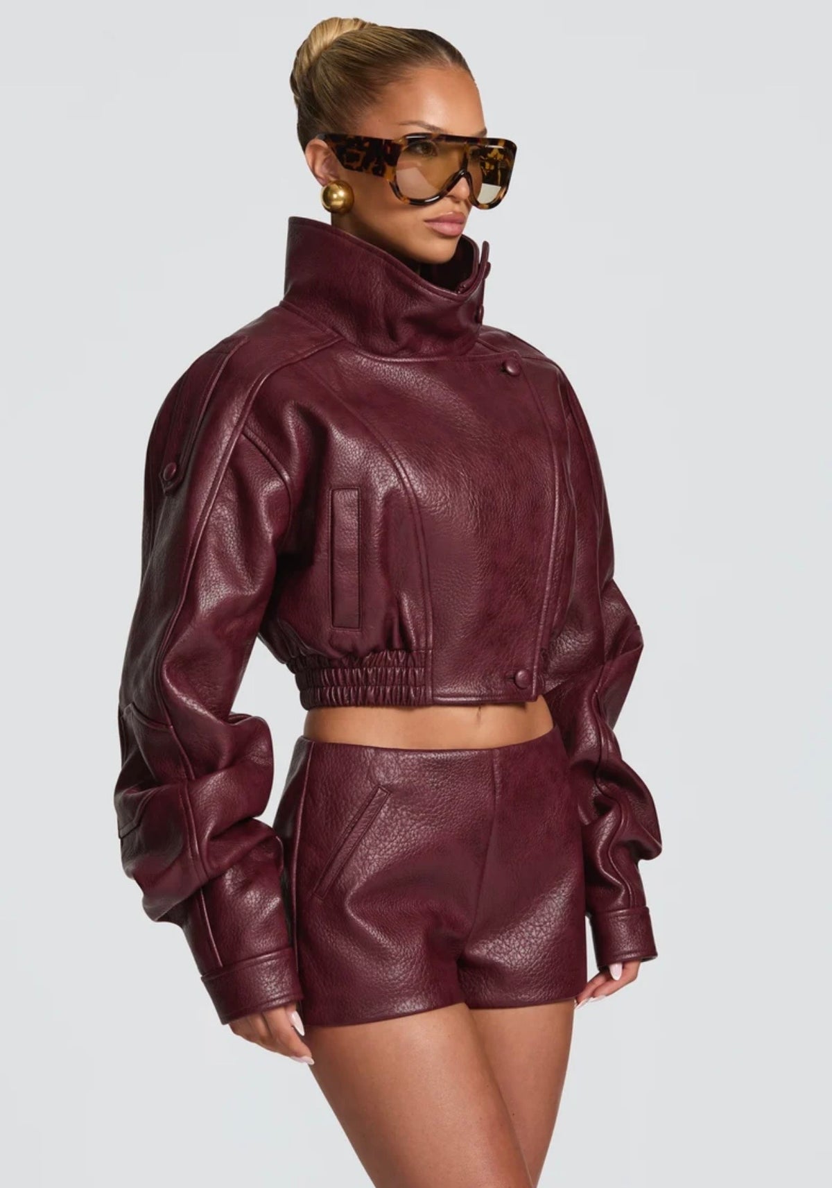 Set EVA L'eleganza contemporanea del completo in pelle. Giubbotto & Shorts in promozione