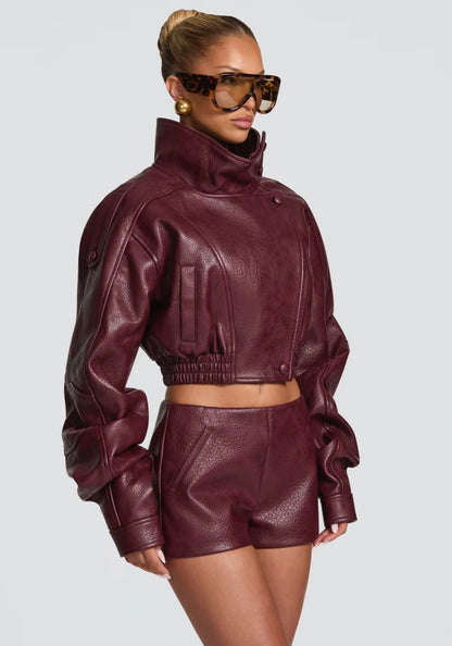 Set EVA L'eleganza contemporanea del completo in pelle. Giubbotto & Shorts in promozione